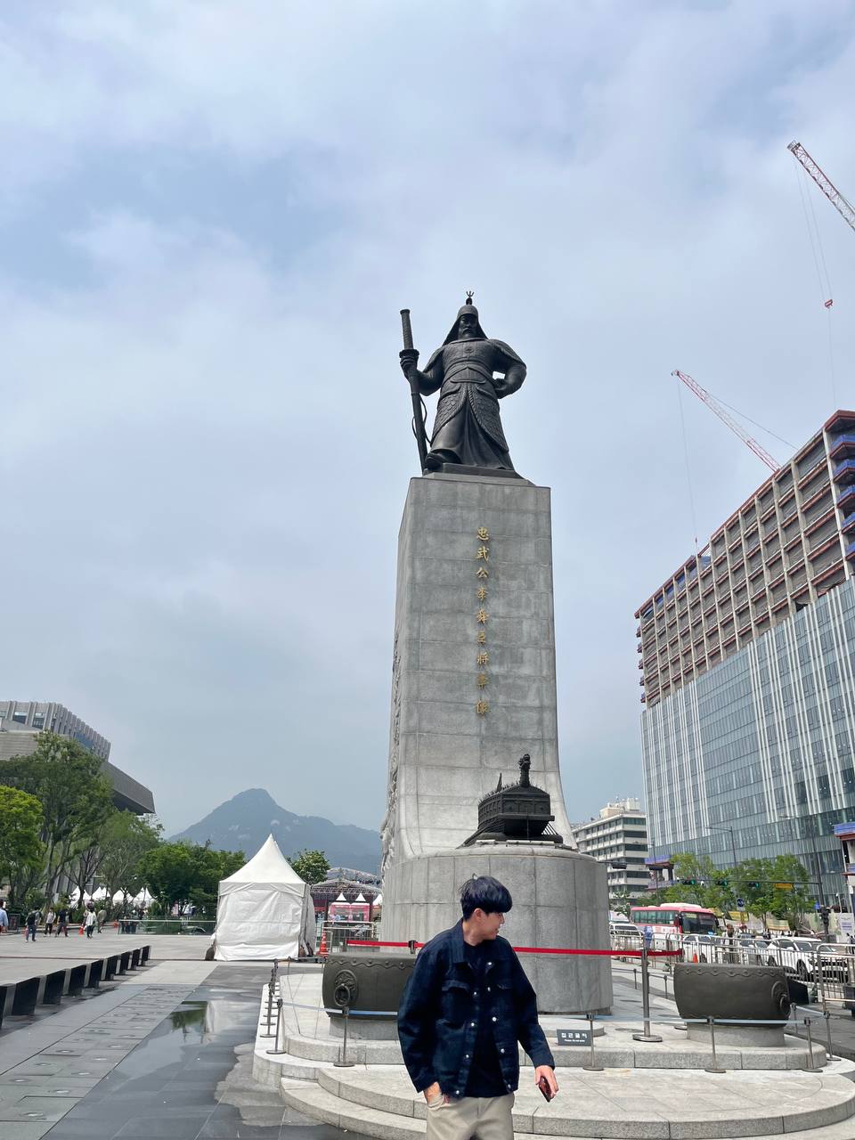 Admiral Lee Sun Shin statue near Gwanghwamun, a historic landmark at the entrance of Gyeongbokgung Palace in Seoul