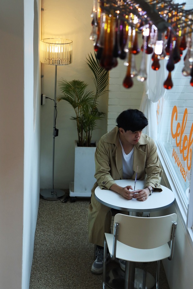Paparazzi-themed cafe in Seoul, featuring a glamorous atmosphere with celebrity-inspired decor and photo booth setups