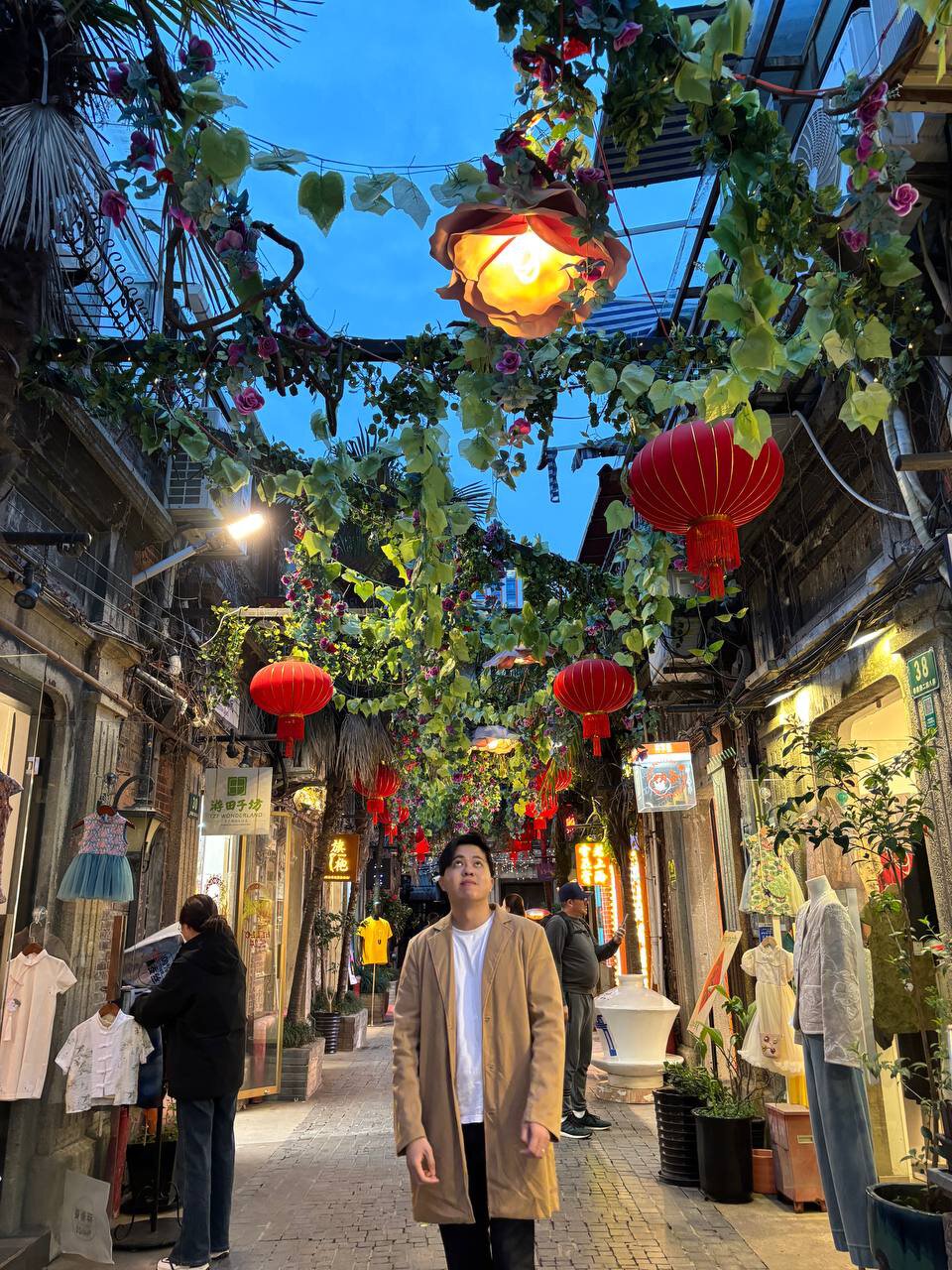 Crowded market street in Shanghai